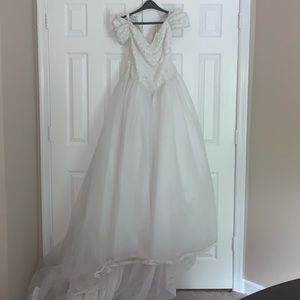 beautiful vintage wedding dress with skirt & veil!